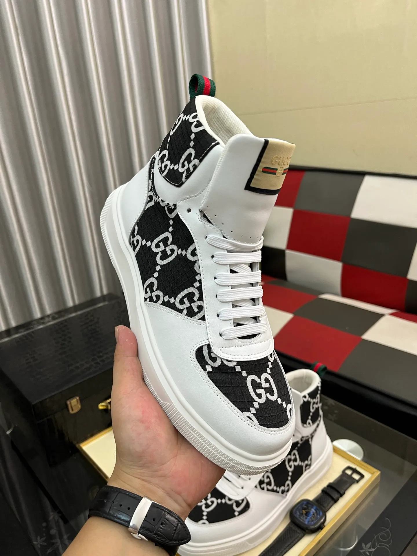 Men's shoes 💰440⌚️⌚️ Gucci •Gucci original quality. ~ Unique modern style sneakers. 🏃A must-have casual shoe for trendy men😍😍 Original brand imported from Italy, imported original leather, sheep lining (refuses to discolor and grind feet) Sole: Original sole provided by the original factory, French lazy style design ⚠️Fit to the feet, original quality attached, super comfortable original sole, size: 38-443️⃣Colors available